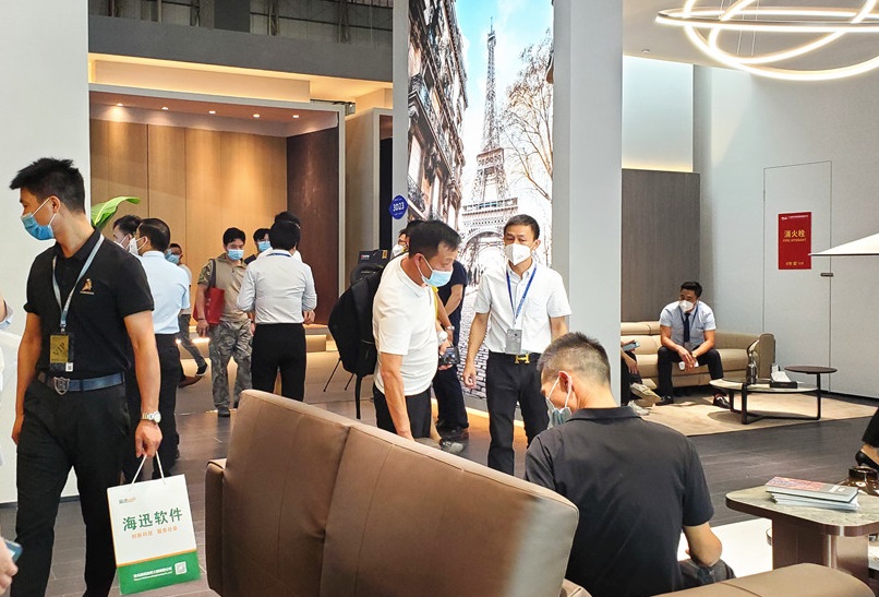 2027年东莞设计周DDWDongguan Design Week参展商与海外采购商展台洽谈现场