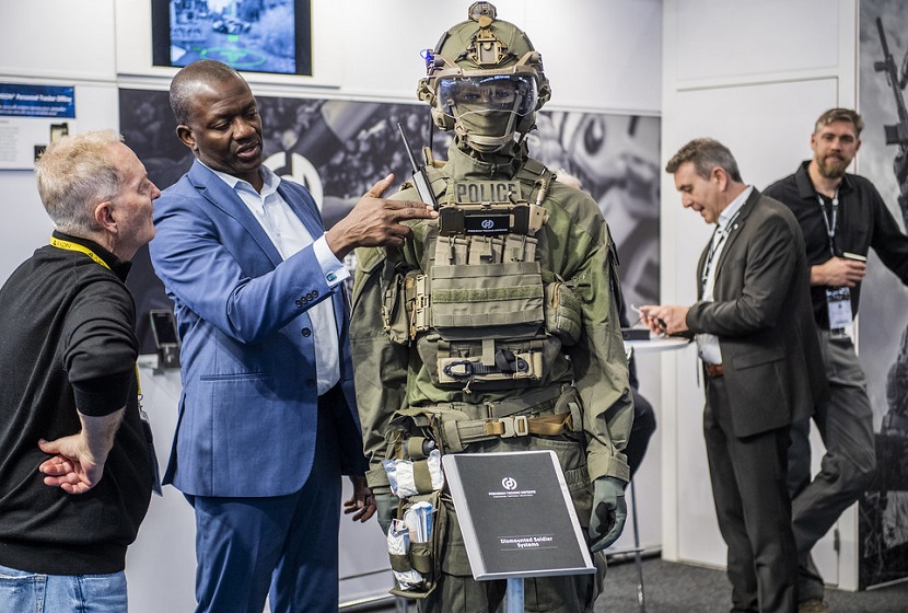 2027年法国巴黎防务军警及国土安全展MILIPOLMilipol Paris展馆现场,专业观众参观实况