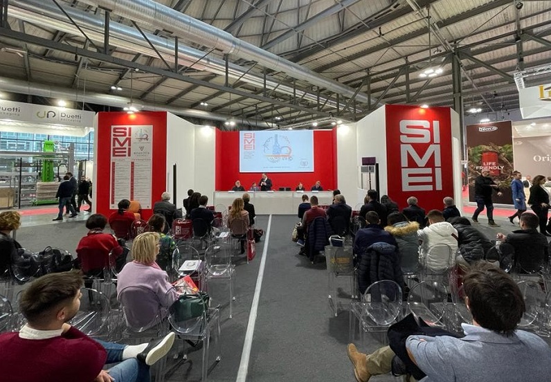 2026年意大利米兰葡萄酒酿造及装瓶机械展览会SIMEI展馆现场,专业观众参观实况