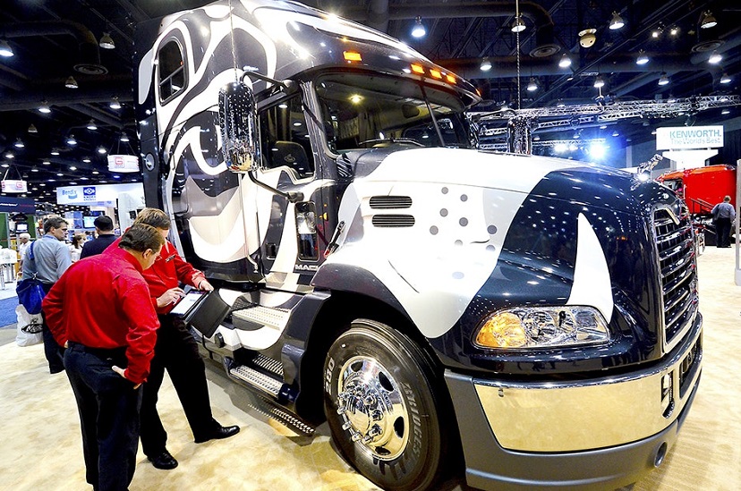 2027年美国路易斯维尔中部卡车展览会MATSMid America Trucking Show展馆现场,专业观众参观实况