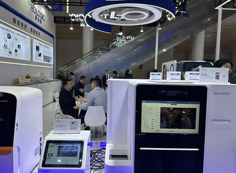 2026年中国国际检验医学暨输血仪器试剂展览会CACLP参展商与海外采购商展台洽谈现场