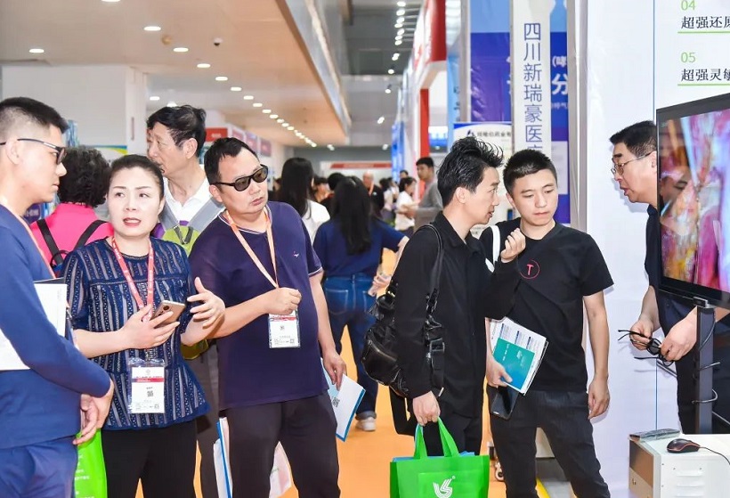 2027年重庆医疗器械展览会CWMEE参展商与海外采购商展台洽谈现场