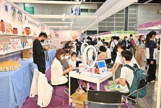 2027年香港美容与健康生活展览会Beauty & Wellness Expo参展商与海外采购商展台洽谈现场