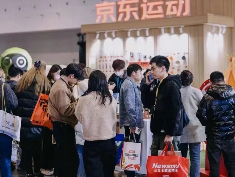 2027年杭州户外露营生活展-中国露营展CLEHangzhou International Camping Life Expo 2026参展商与海外采购商展台洽谈现场