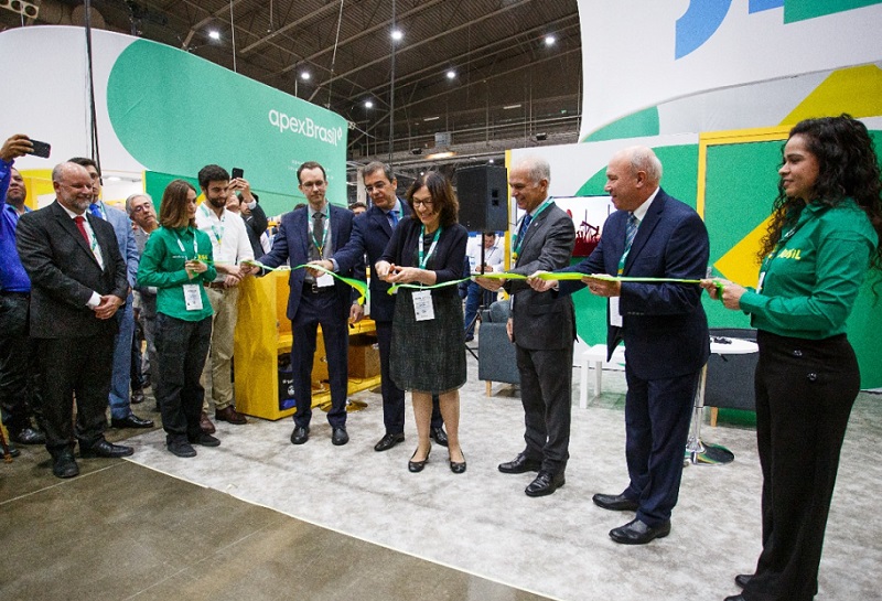 2027年巴西里约离岸石油展览会OTC Brasil 参展商与海外采购商展台洽谈现场