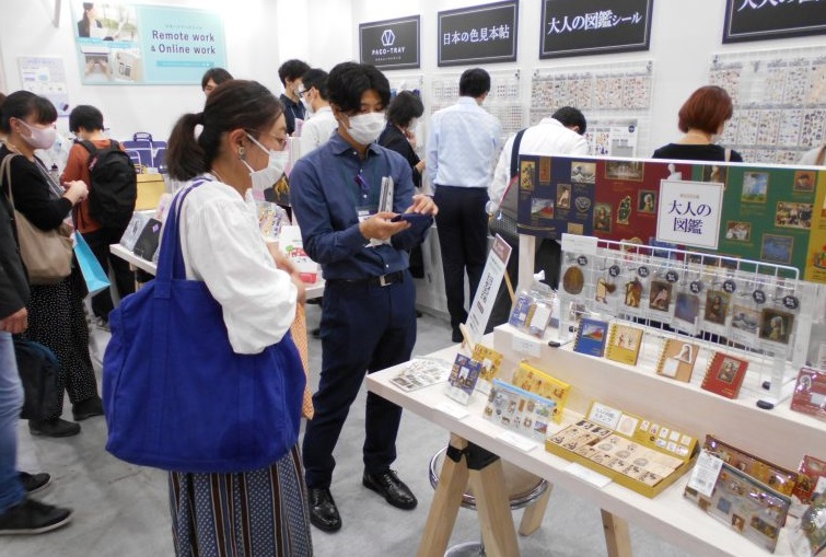 2027年日本东京文具办公用品展览会ISOT TOKYO展馆现场,专业观众参观实况