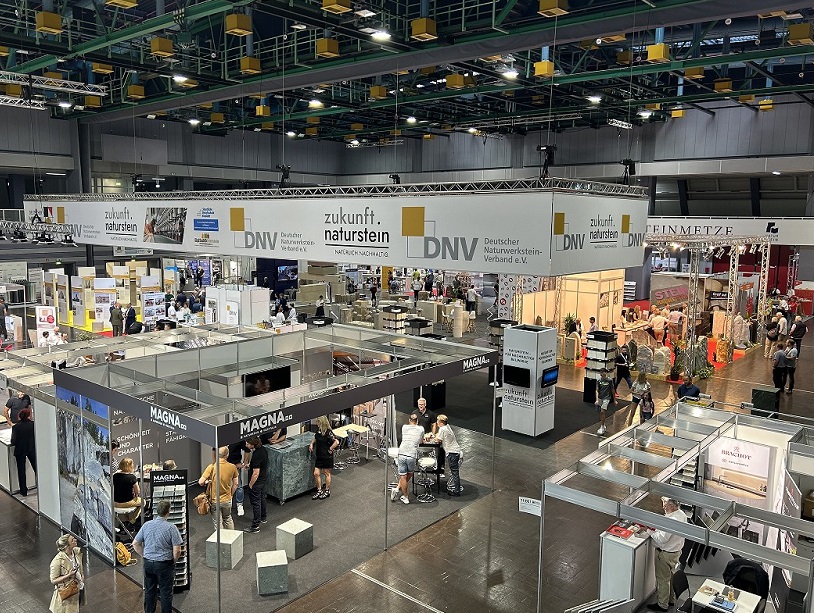 2028年德国纽伦堡石材展览会Stone&tec Nurnberg参展商与海外采购商展台洽谈现场