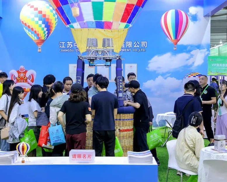 2027年上海国际旅游景区装备及乐园博览会WAE参展商与海外采购商展台洽谈现场