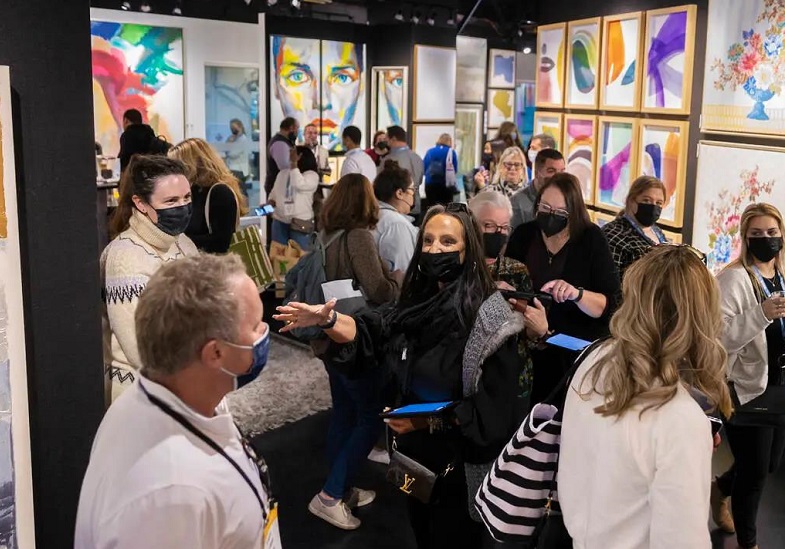 2026年美国拉斯维加斯家具及家居装饰展LAS VEGAS MARKET参展商与海外采购商展台洽谈现场