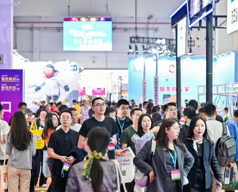 2027年大湾区国际智能鞋机鞋材展览会DFM参展商与海外采购商展台洽谈现场
