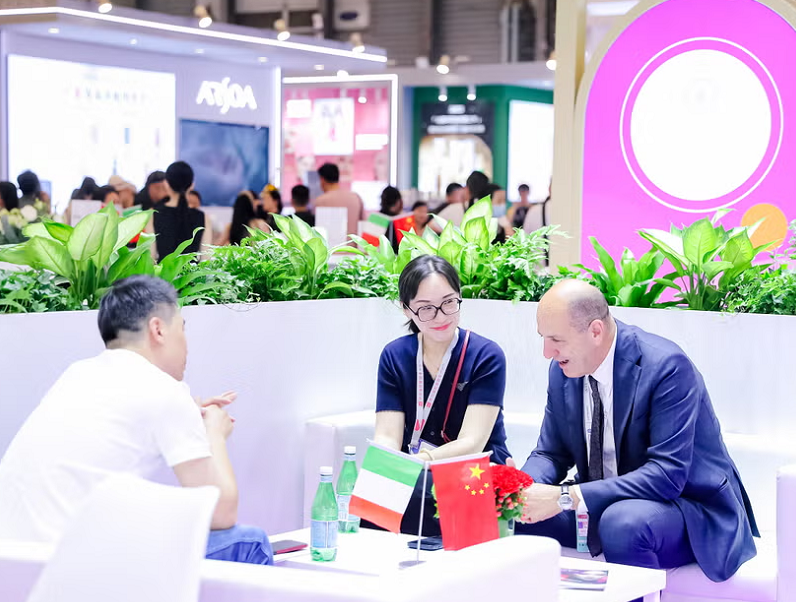 2027年中国美容博览会-上海美博会CBEChina Beauty Expo参展商与海外采购商展台洽谈现场