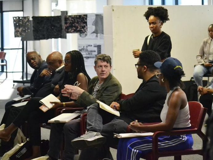2027年南非家具及家用装饰展览会100% Design Africa参展商与海外采购商展台洽谈现场