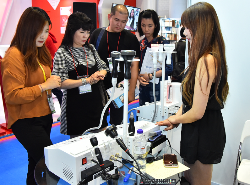 2027年印尼雅加达口腔展览会INDO Medicare Expo展馆现场，专业观众参观实况