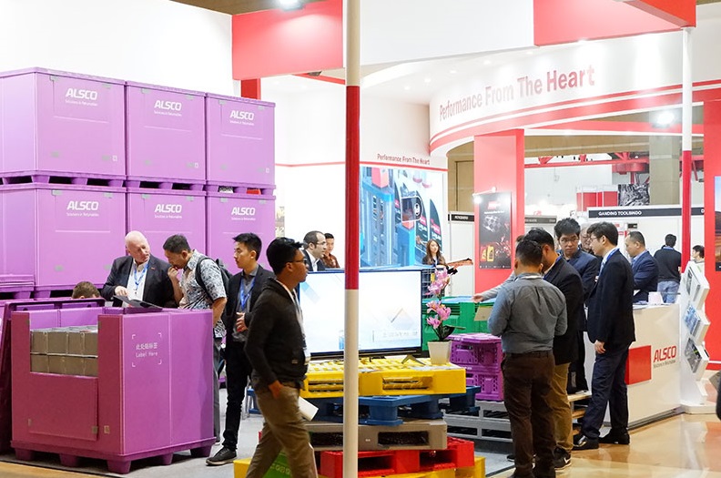 2027年印尼电动车及充电桩展览会ELECTRIC VEHICLE INDONESIA展馆现场,专业观众参观实况