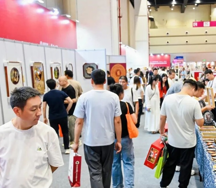 2027年郑州设计周Zhengzhou Design Week参展商与海外采购商展台洽谈现场