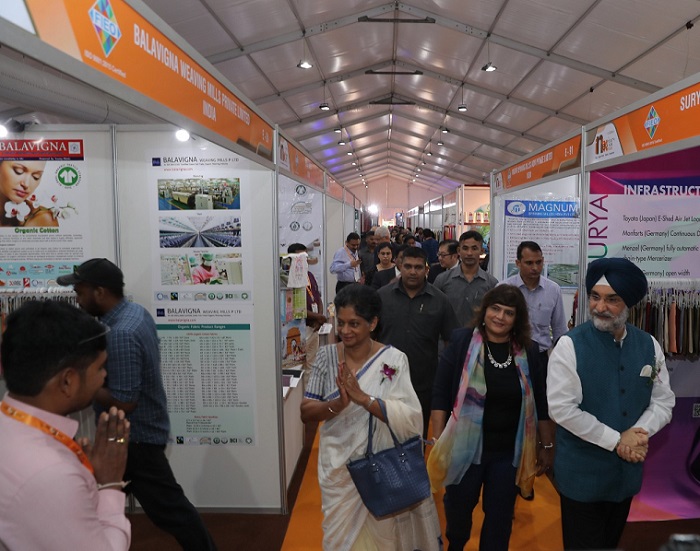 2027年斯里兰卡科伦坡纺织面料展览会Intex South Asia 参展商与海外采购商展台洽谈现场