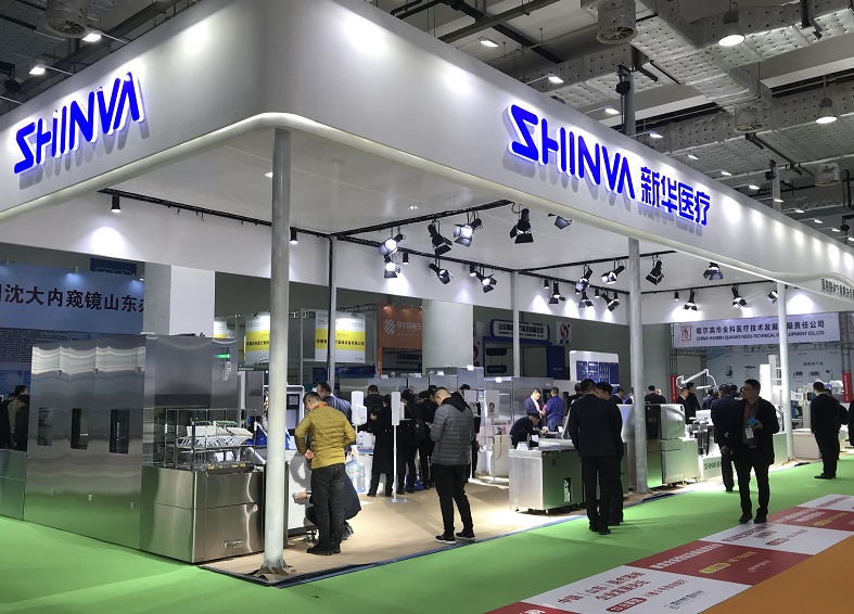 2027年山东济南医疗器械展览会-山东医博会CMEE参展商与海外采购商展台洽谈现场