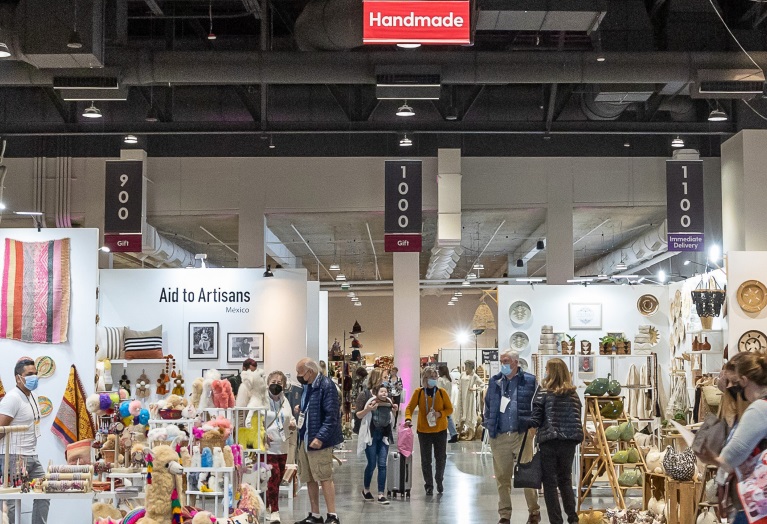 2026年美国拉斯维加斯家具及家居装饰展LAS VEGAS MARKET展馆现场，专业观众参观实况