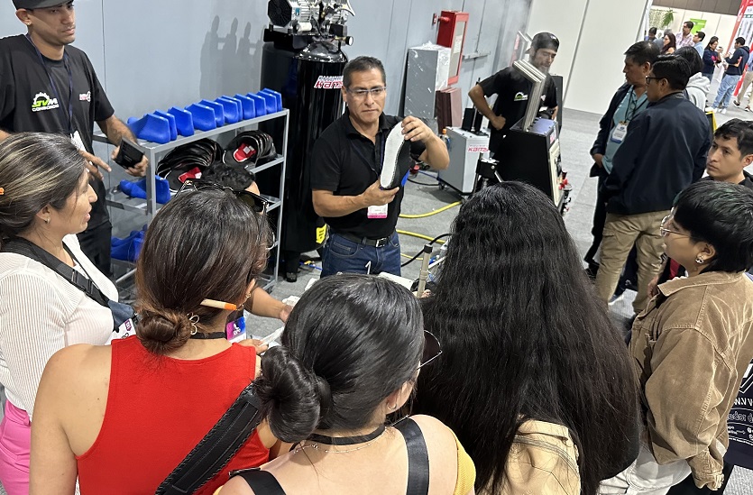 2026年秘鲁利马皮革及鞋材展览会Expo Detalles Peru参展商与海外采购商展台洽谈现场
