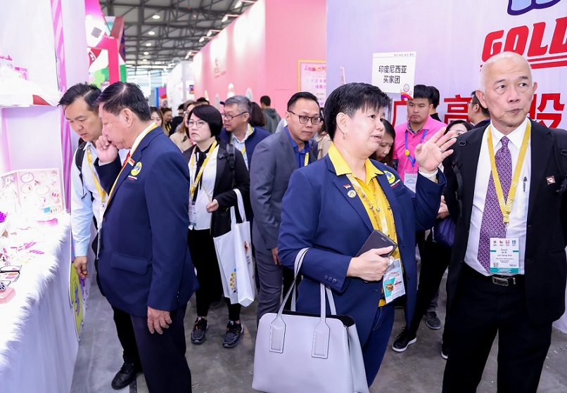 2026年上海学前教育及装备展览会-中国幼教展CPE参展商与海外采购商展台洽谈现场