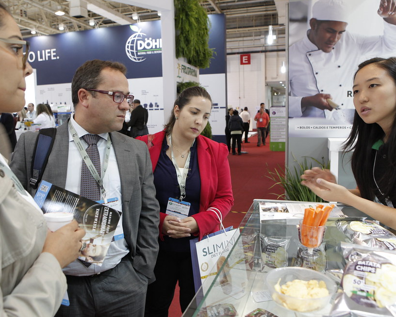 2027年巴西圣保罗食品配料展览会FI South America参展商与海外采购商展台洽谈现场