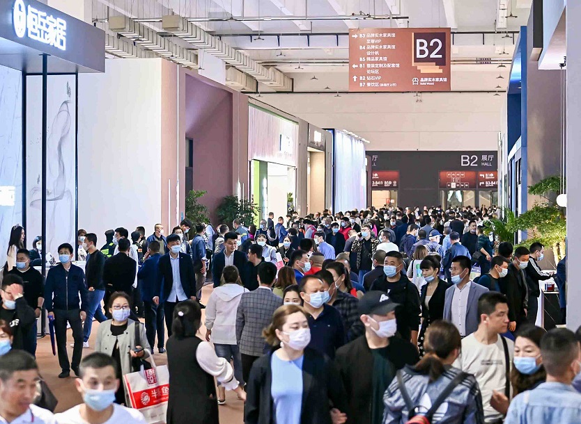 2027年青岛国际木工机械展QIFF参展商与海外采购商展台洽谈现场