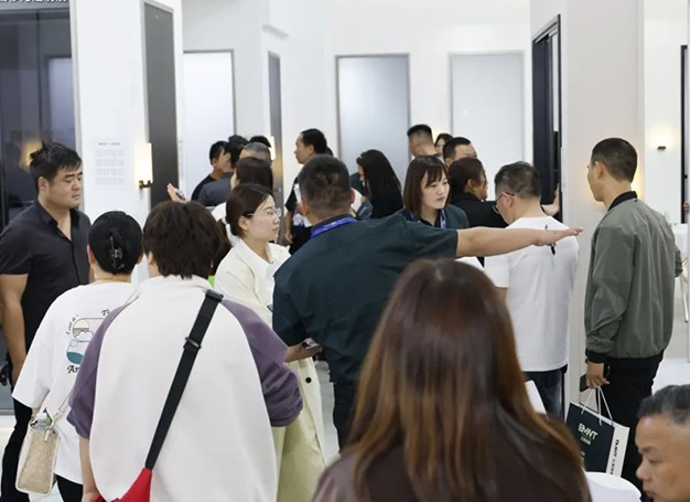 2027年中国(南京)系统门窗、全屋定制、移门博览会DCDE参展商与海外采购商展台洽谈现场