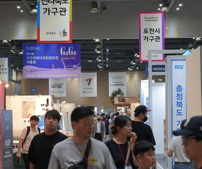 2027年韩国首尔家具、配件及木工机械展览会KOFURN参展商与海外采购商展台洽谈现场