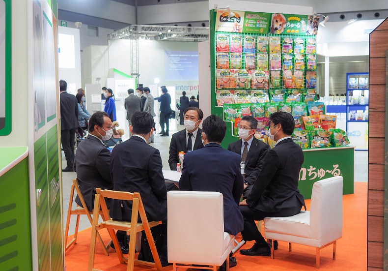 2027年日本大阪宠物用品展览会Interpets Osaka参展商与海外采购商展台洽谈现场