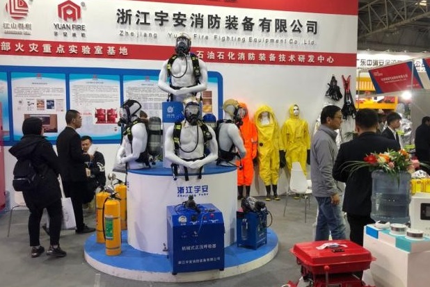 2027年西安消防展FFRE参展商与海外采购商展台洽谈现场