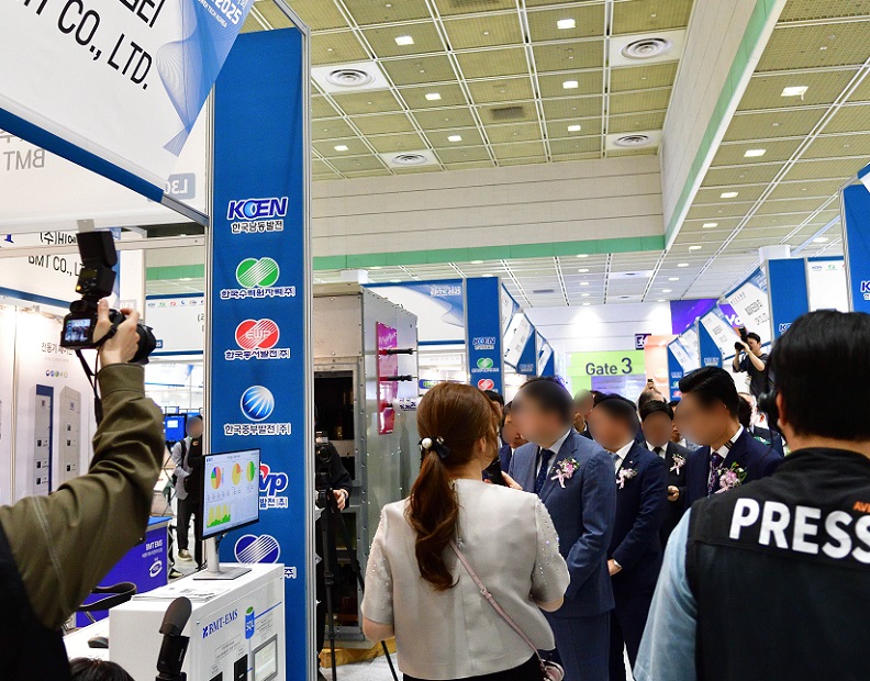 2027年韩国首尔电力展Electric Power Tech Korea参展商与海外采购商展台洽谈现场