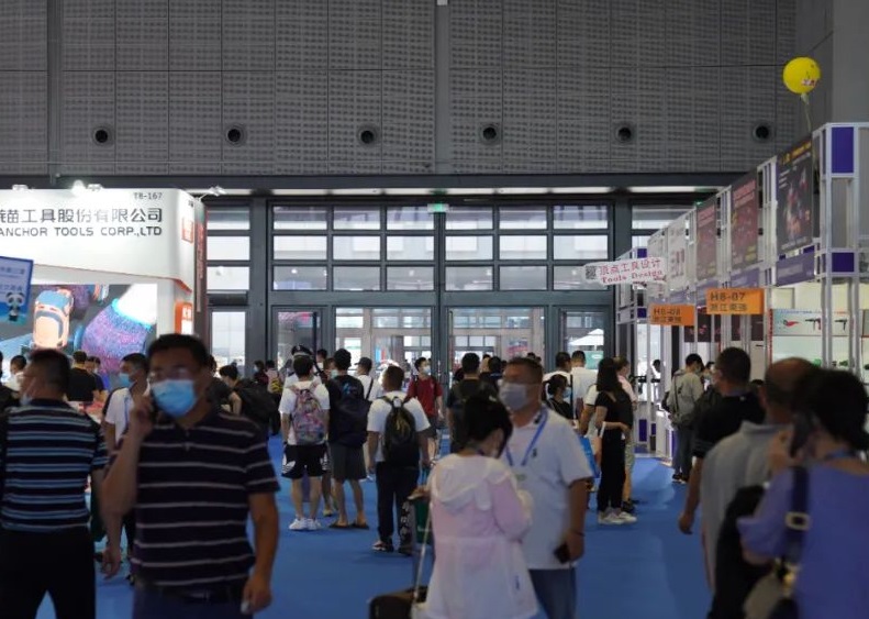 2027年中国国际五金博览会CIHF展馆现场,专业观众参观实况