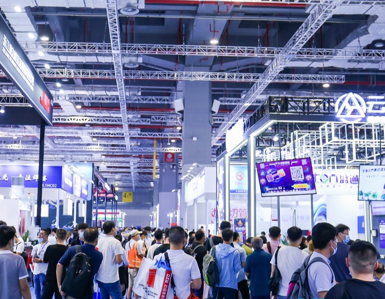 2027年上海国际半导体技术大会暨展览会SIA参展商与海外采购商展台洽谈现场