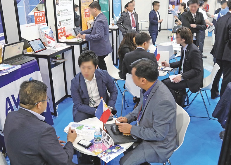 2026年日本大阪安防展览会SECURITY SHOW展馆现场,专业观众参观实况