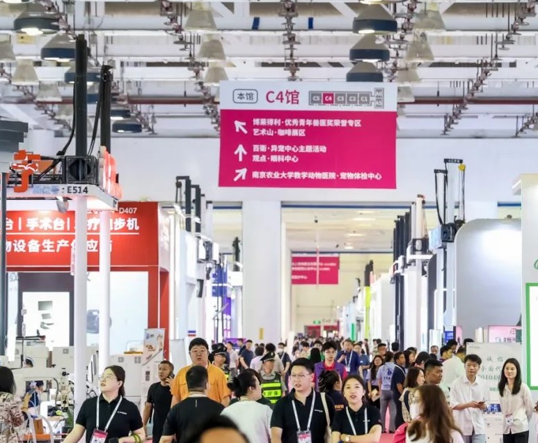 2027年第19届东西部小动物临床兽医师大会暨展览会WESAVC参展商与海外采购商展台洽谈现场
