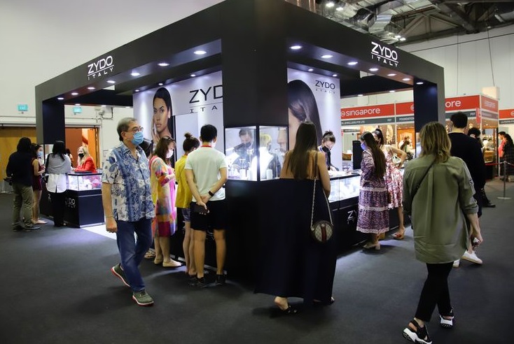 2027年新加坡珠宝展览会 SIJE参展商与海外采购商展台洽谈现场
