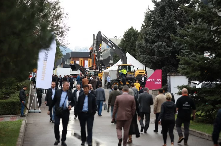 2027年哈萨克斯坦工程机械展览会KAZCOMAKMining Metals参展商与海外采购商展台洽谈现场