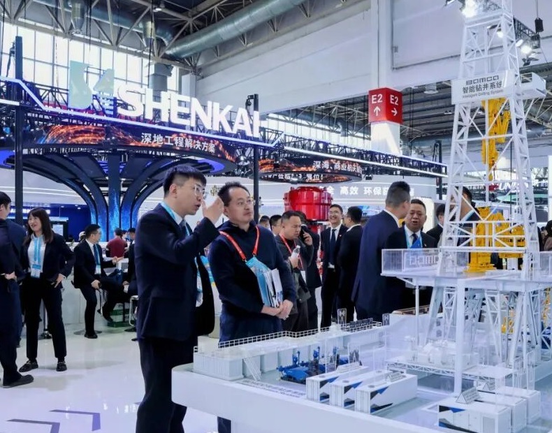 2027年北京国际页岩气技术及装备展CisgeCisge展馆现场,专业观众参观实况