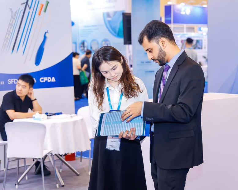 2027年苏州医疗器械创新展MFCMedical Fair China参展商与海外采购商展台洽谈现场