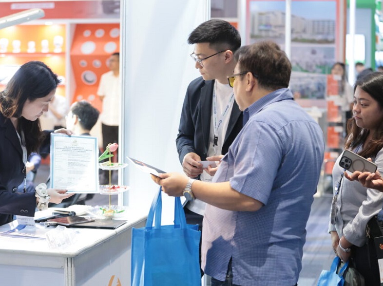 2027年菲律宾电动汽车展ELECTRIC VEHICLE展馆现场，专业观众参观实况