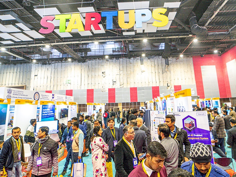 2027年印度移动通信展-印度手机展Mobile India Expo参展商与海外采购商展台洽谈现场