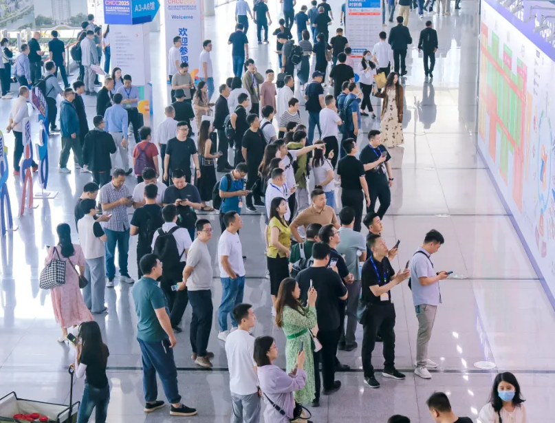 2027年中国(南京)国际医院建设、装备及管理展览会CHCC参展商与海外采购商展台洽谈现场