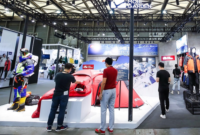 2027年上海慕尼黑体育及户外用品展览会ISPO SHANGHAI参展商与海外采购商展台洽谈现场