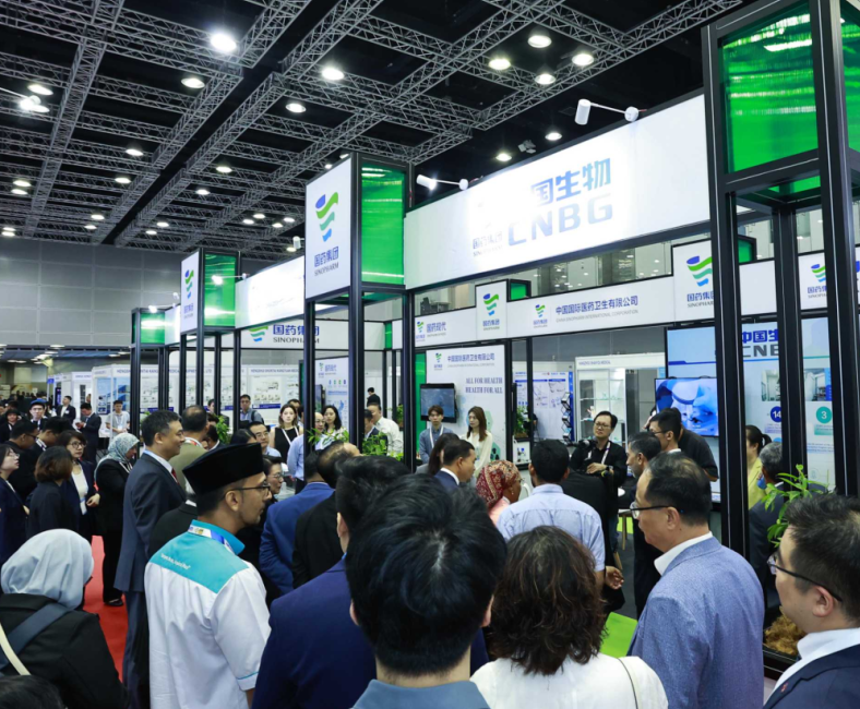 2027年马来西亚药交会-全国药品交易会PHARMCHINA展馆现场，专业观众参观实况