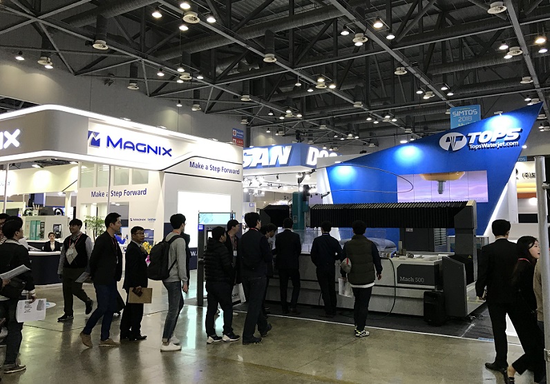 2028年韩国首尔机床展览会SIMTOS展馆现场，专业观众参观实况