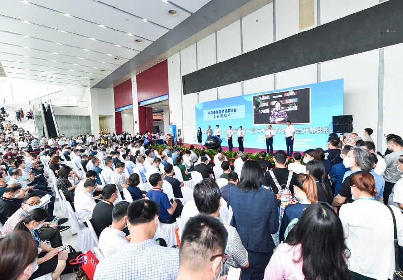 2027年青岛国际口腔展览会HM-Dental参展商与海外采购商展台洽谈现场