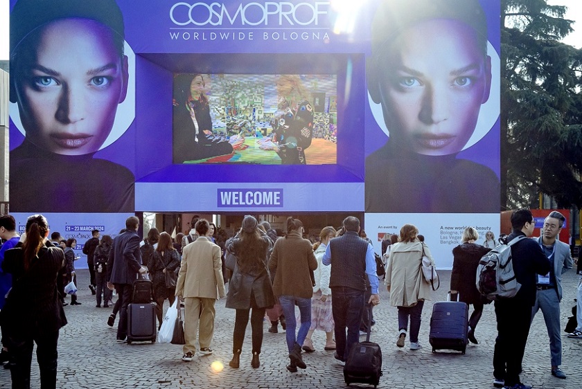 2027年意大利博洛尼亚美容包装包材展Cosmopack展馆现场,专业观众参观实况