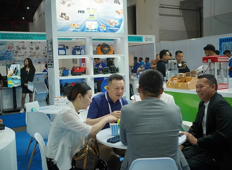 2027年印尼雅加达暖通制冷、空调展览会Refrigeration & HVAC Indonesia参展商与海外采购商展台洽谈现场