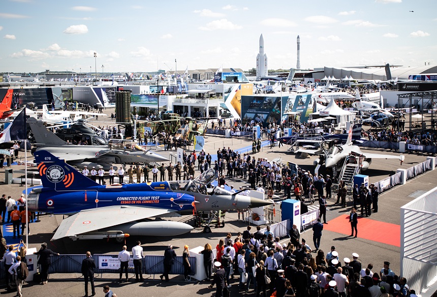 2027年法国巴黎航空航天展览会PARIS AIR SHOW参展商与海外采购商展台洽谈现场