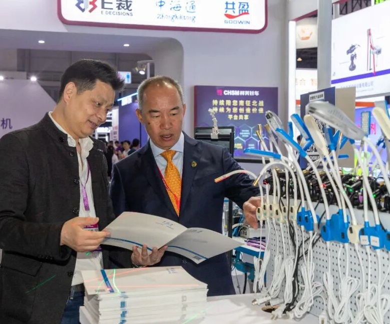 2027年大湾区国际智能鞋机鞋材展览会DFM展馆现场,专业观众参观实况